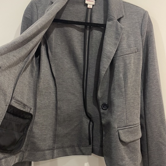 This blazer has shoulder pads. Split in the back, great condition - Picture 6 of 10